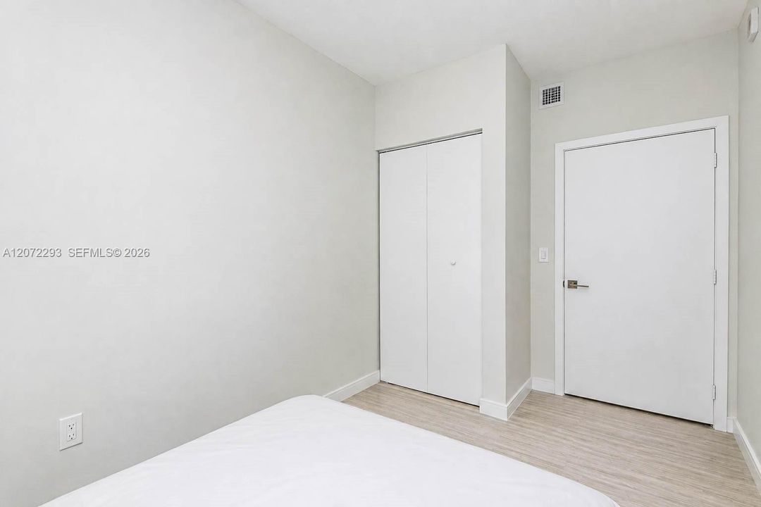 For Rent: $4,200 (1 beds, 2 baths, 979 Square Feet)