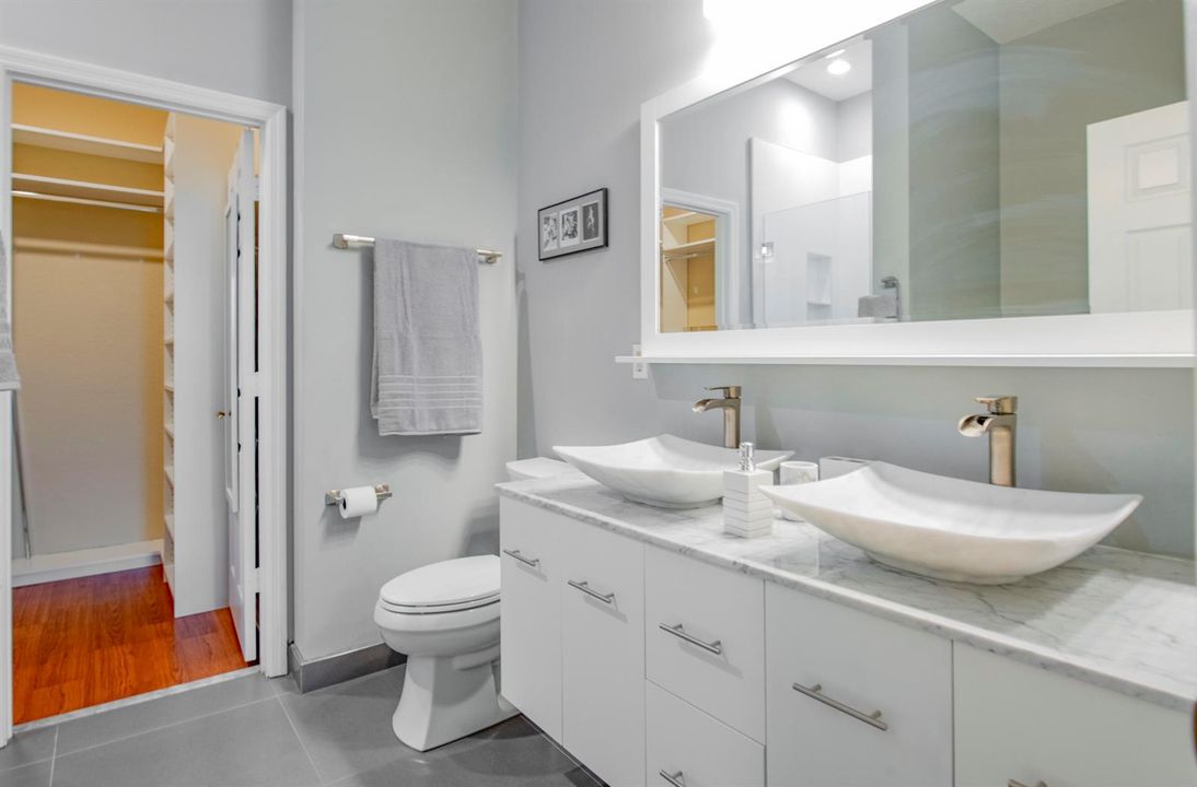 Floating sinks