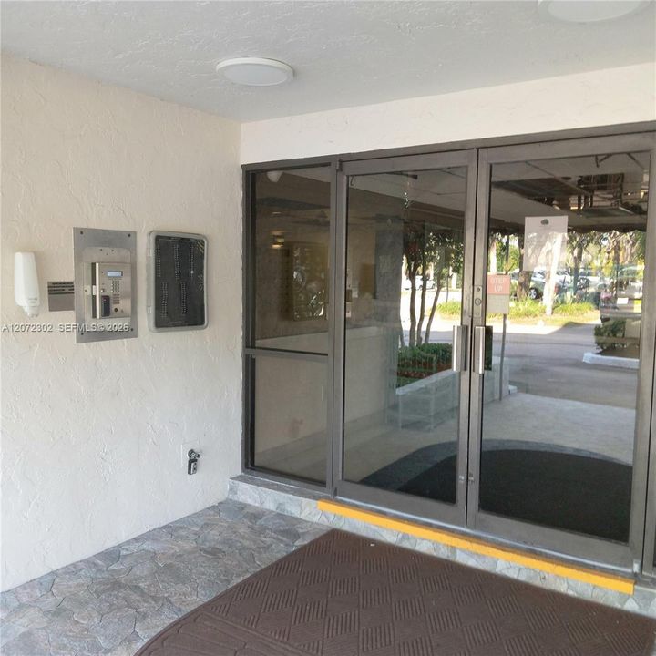 For Sale: $69,000 (1 beds, 1 baths, 833 Square Feet)
