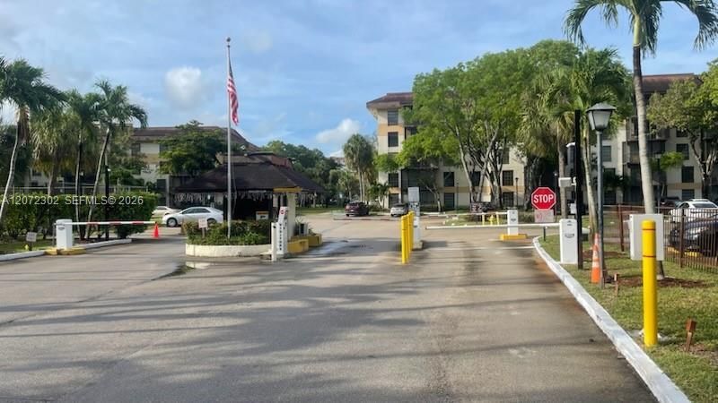 For Sale: $69,000 (1 beds, 1 baths, 833 Square Feet)