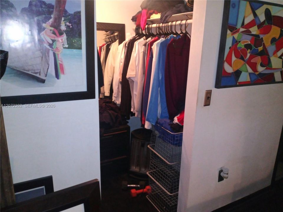 For Sale: $69,000 (1 beds, 1 baths, 833 Square Feet)