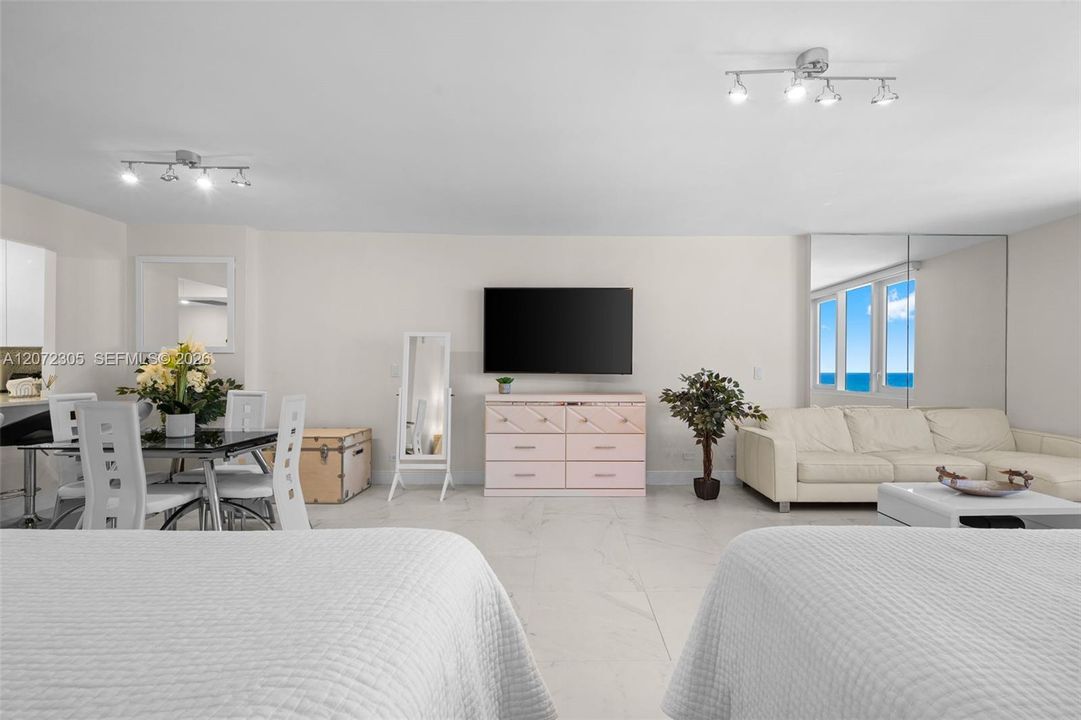 For Sale: $800,000 (0 beds, 1 baths, 760 Square Feet)