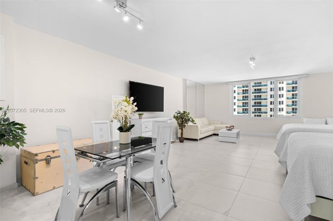 For Sale: $800,000 (0 beds, 1 baths, 760 Square Feet)