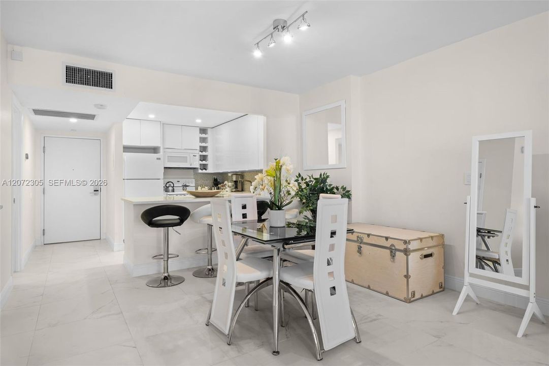 For Sale: $800,000 (0 beds, 1 baths, 760 Square Feet)