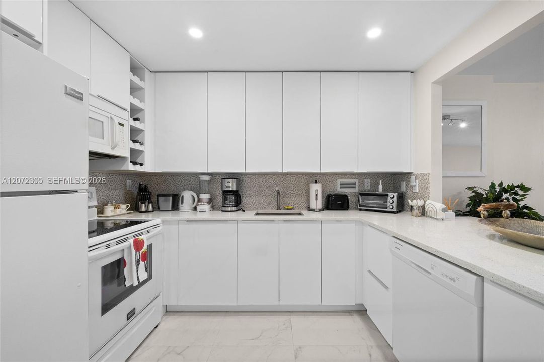 For Sale: $800,000 (0 beds, 1 baths, 760 Square Feet)
