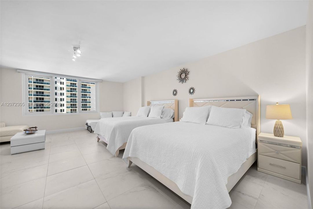 For Sale: $800,000 (0 beds, 1 baths, 760 Square Feet)