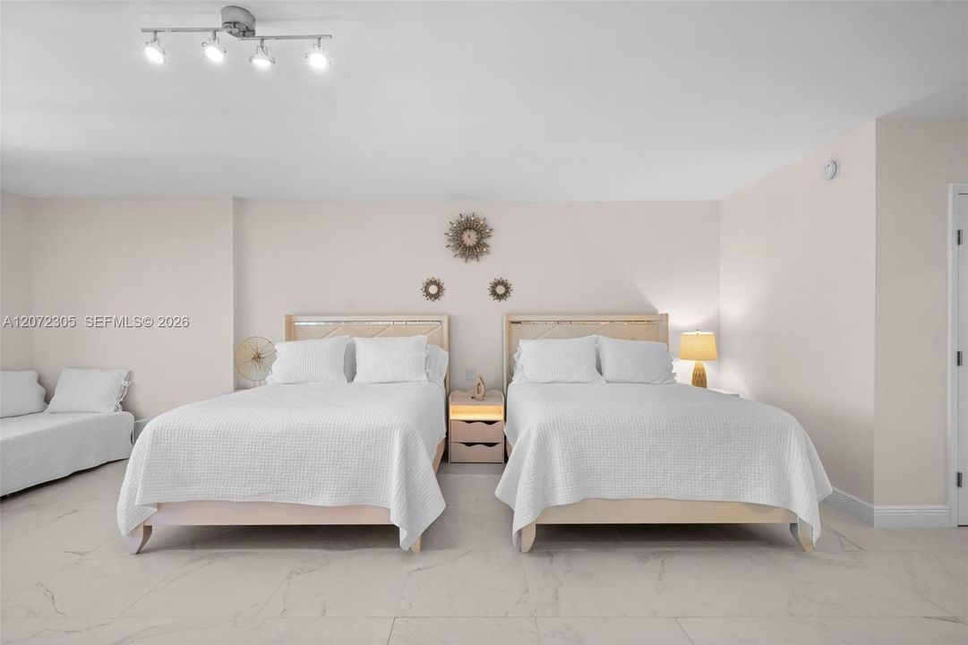 For Sale: $800,000 (0 beds, 1 baths, 760 Square Feet)