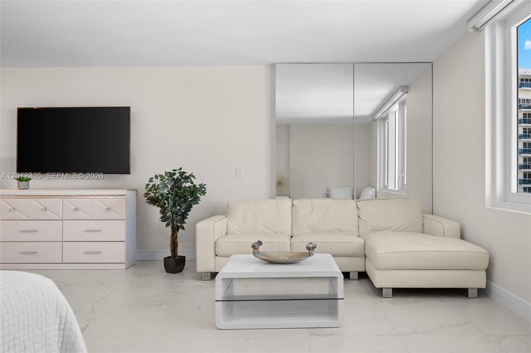 For Sale: $800,000 (0 beds, 1 baths, 760 Square Feet)