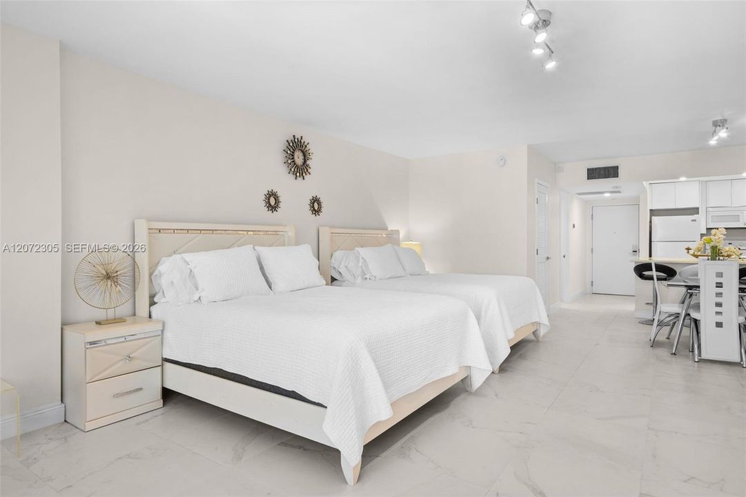 For Sale: $800,000 (0 beds, 1 baths, 760 Square Feet)