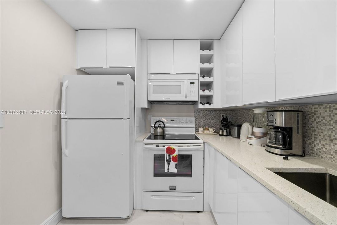 For Sale: $800,000 (0 beds, 1 baths, 760 Square Feet)