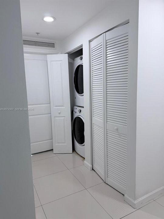For Sale: $565,000 (2 beds, 2 baths, 1251 Square Feet)
