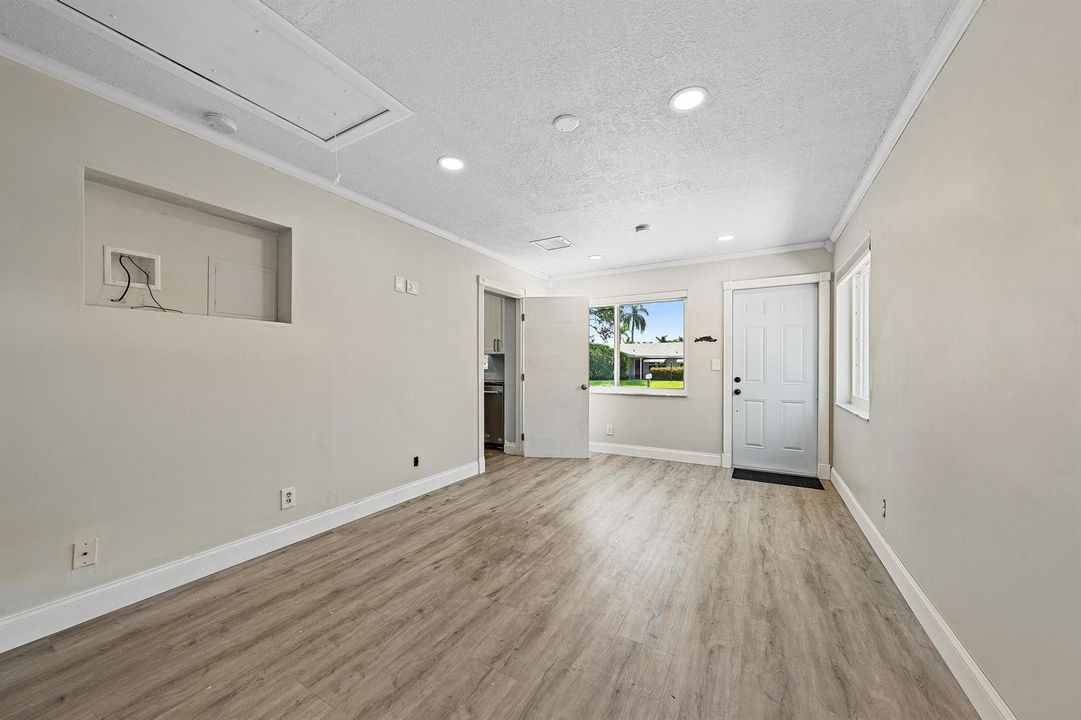 Guest bedroom 2 with door