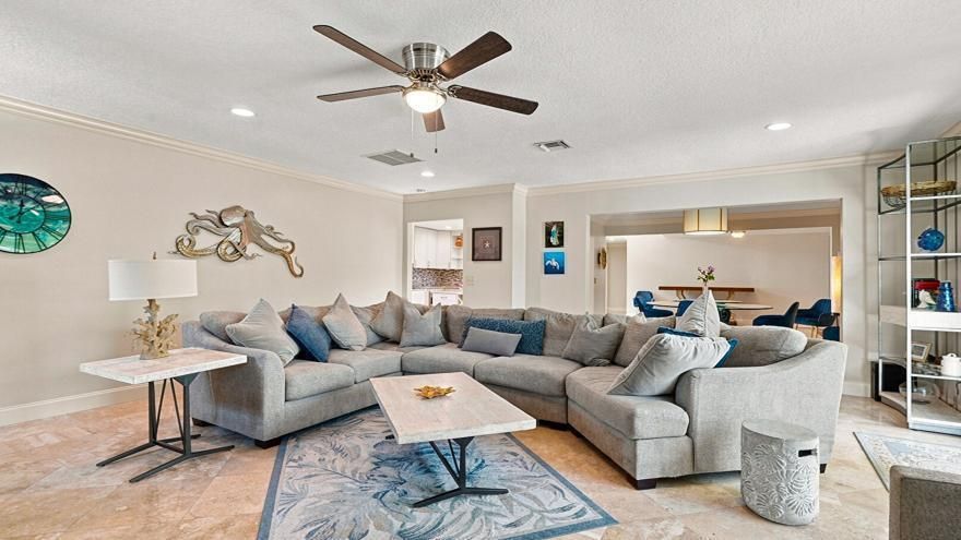 Plenty of Seating in Livingroom