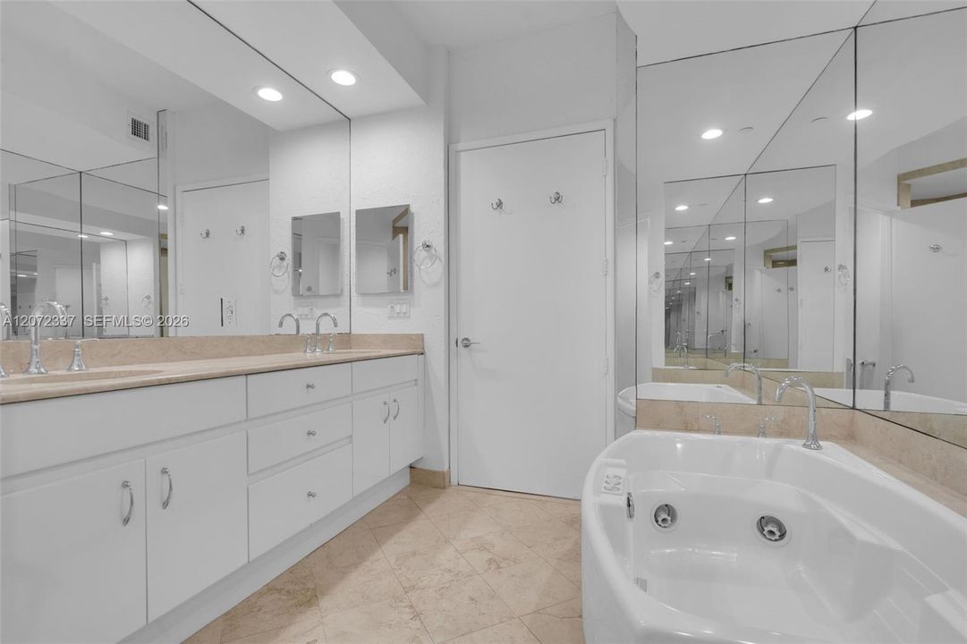 В аренду: $8,100 (2 спален, 2 ванн, 1310 Квадратных фут)