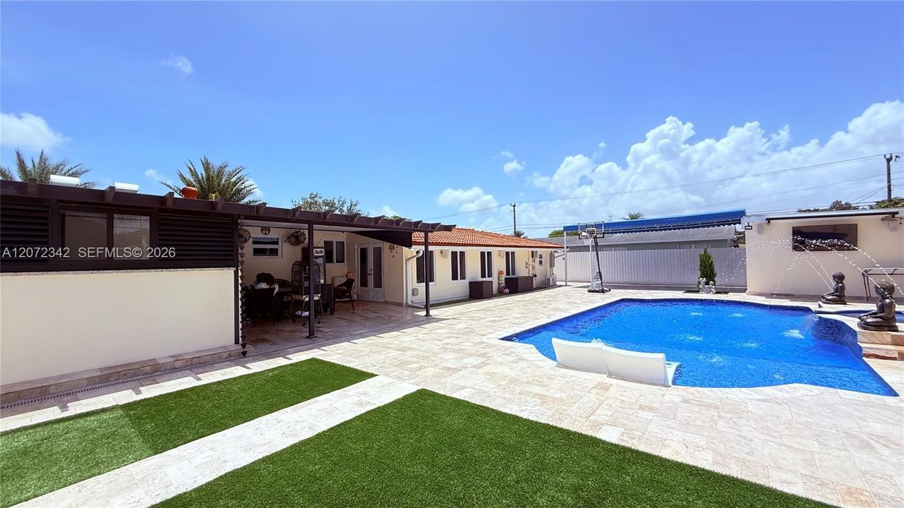 For Sale: $975,000 (4 beds, 3 baths, 1467 Square Feet)