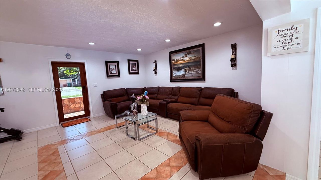 For Sale: $975,000 (4 beds, 3 baths, 1467 Square Feet)