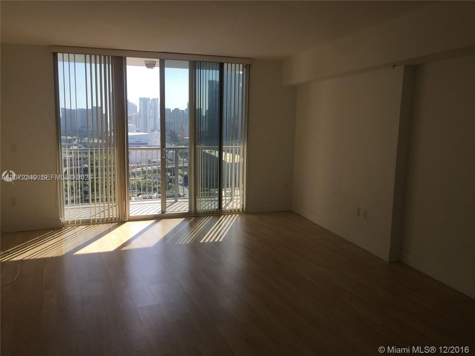 В аренду: $2,300 (0 спален, 1 ванн, 503 Квадратных фут)