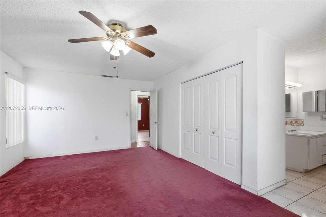 En Venta: $650,000 (3 camas, 2 baños, 2061 Pies cuadrados)