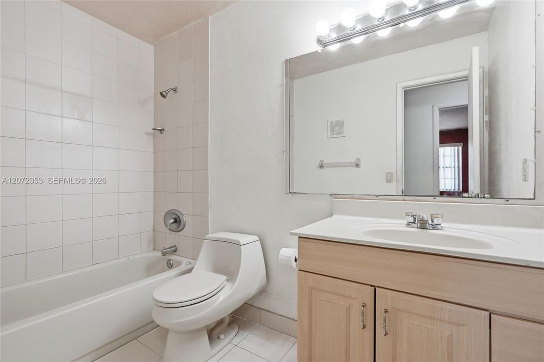 En Venta: $650,000 (3 camas, 2 baños, 2061 Pies cuadrados)