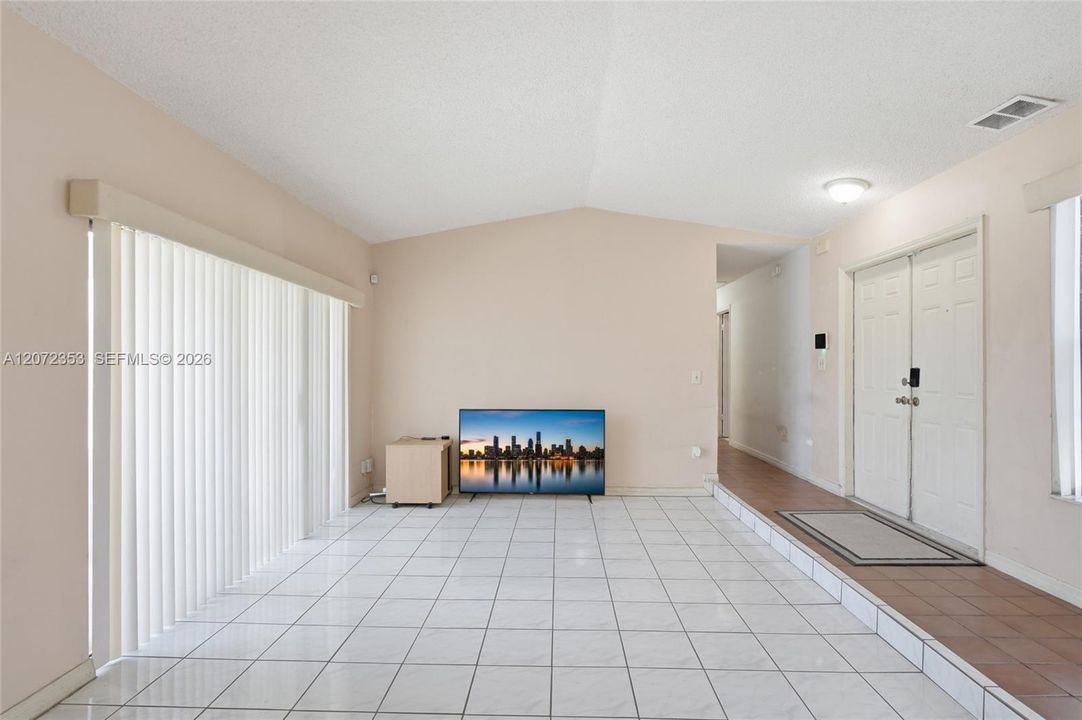 En Venta: $650,000 (3 camas, 2 baños, 2061 Pies cuadrados)