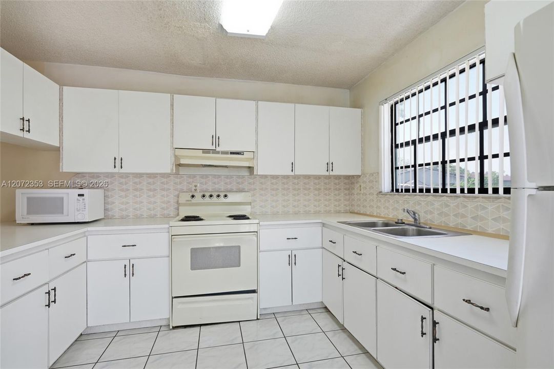En Venta: $650,000 (3 camas, 2 baños, 2061 Pies cuadrados)