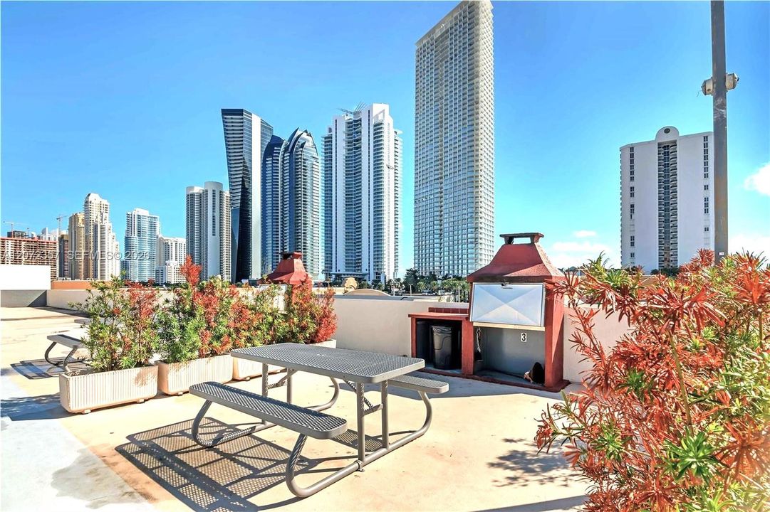 For Rent: $2,700 (2 beds, 2 baths, 1230 Square Feet)