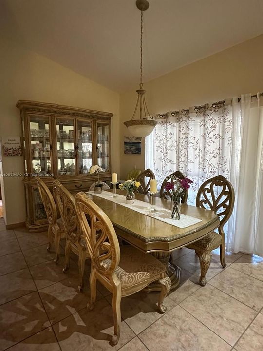 En Venta: $659,900 (4 camas, 3 baños, 2261 Pies cuadrados)