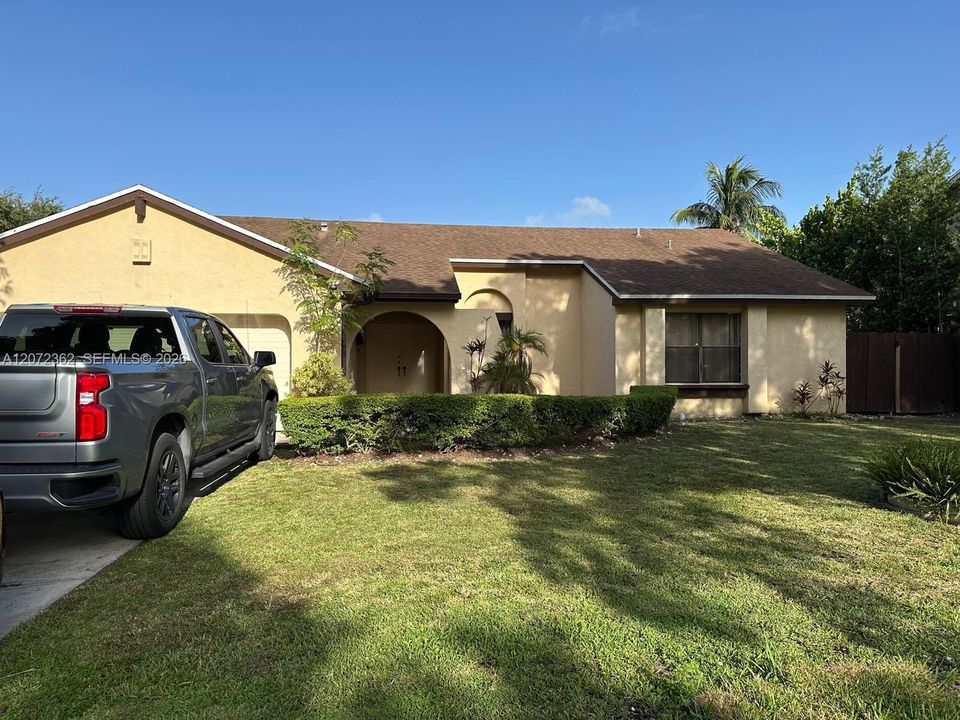 En Venta: $659,900 (4 camas, 3 baños, 2261 Pies cuadrados)