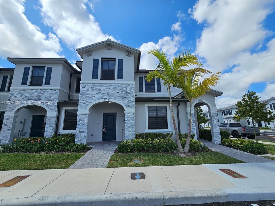 En Venta: $427,500 (3 camas, 2 baños, 1393 Pies cuadrados)