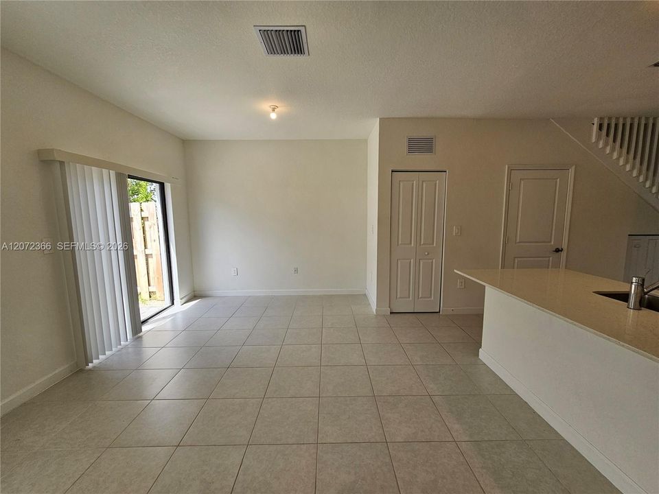 En Venta: $427,500 (3 camas, 2 baños, 1393 Pies cuadrados)