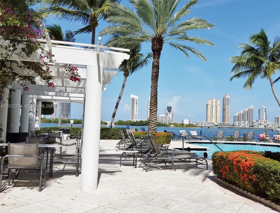 For Sale: $435,000 (2 beds, 2 baths, 1077 Square Feet)