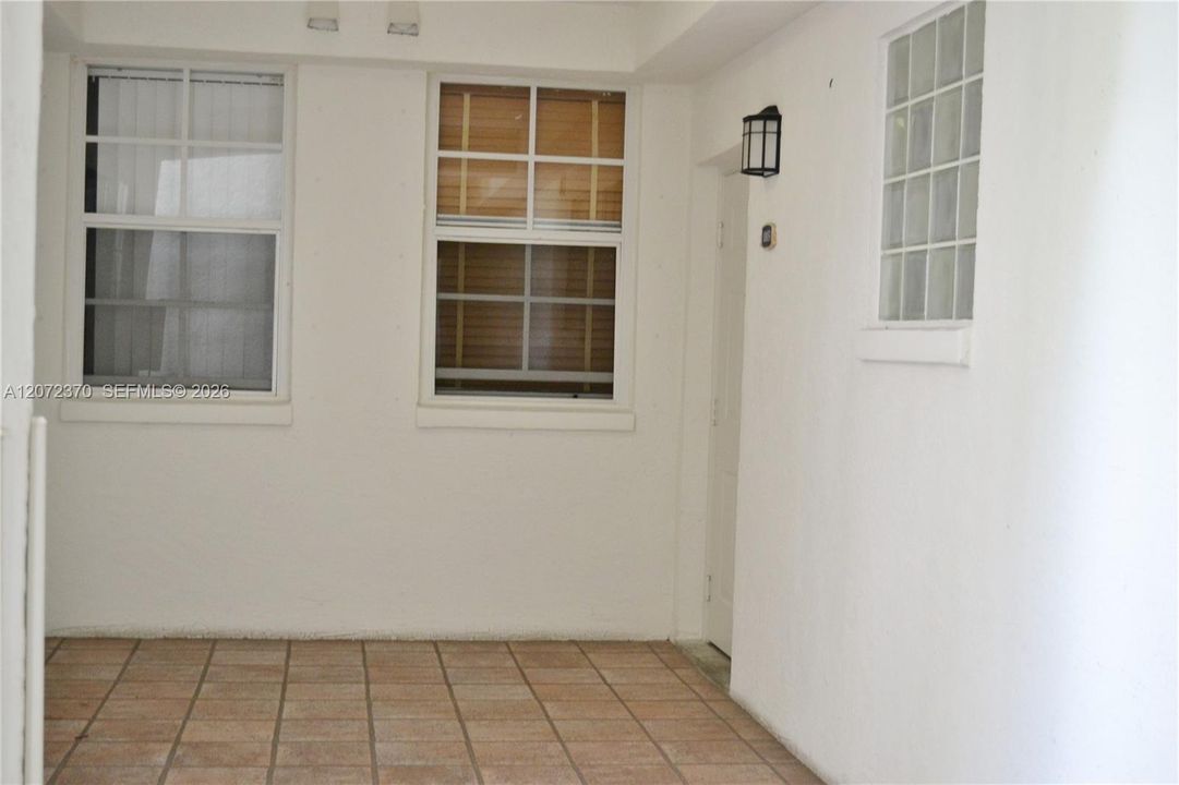 For Sale: $435,000 (2 beds, 2 baths, 1077 Square Feet)