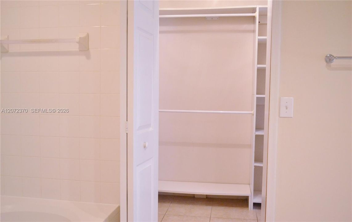 For Sale: $435,000 (2 beds, 2 baths, 1077 Square Feet)
