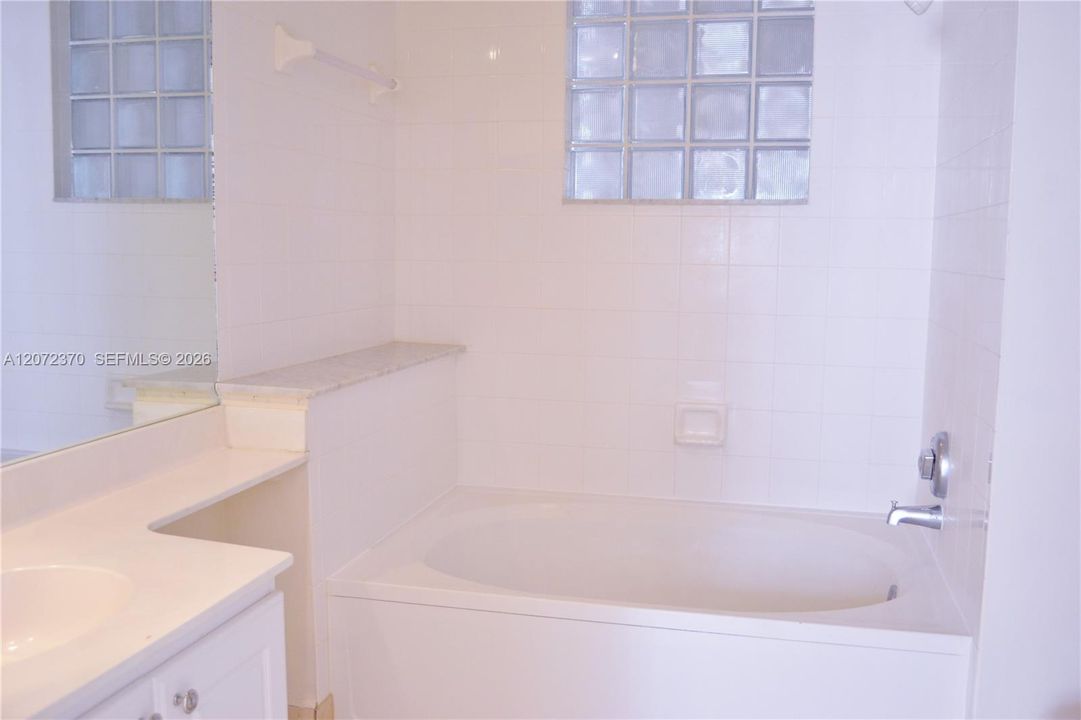 For Sale: $435,000 (2 beds, 2 baths, 1077 Square Feet)