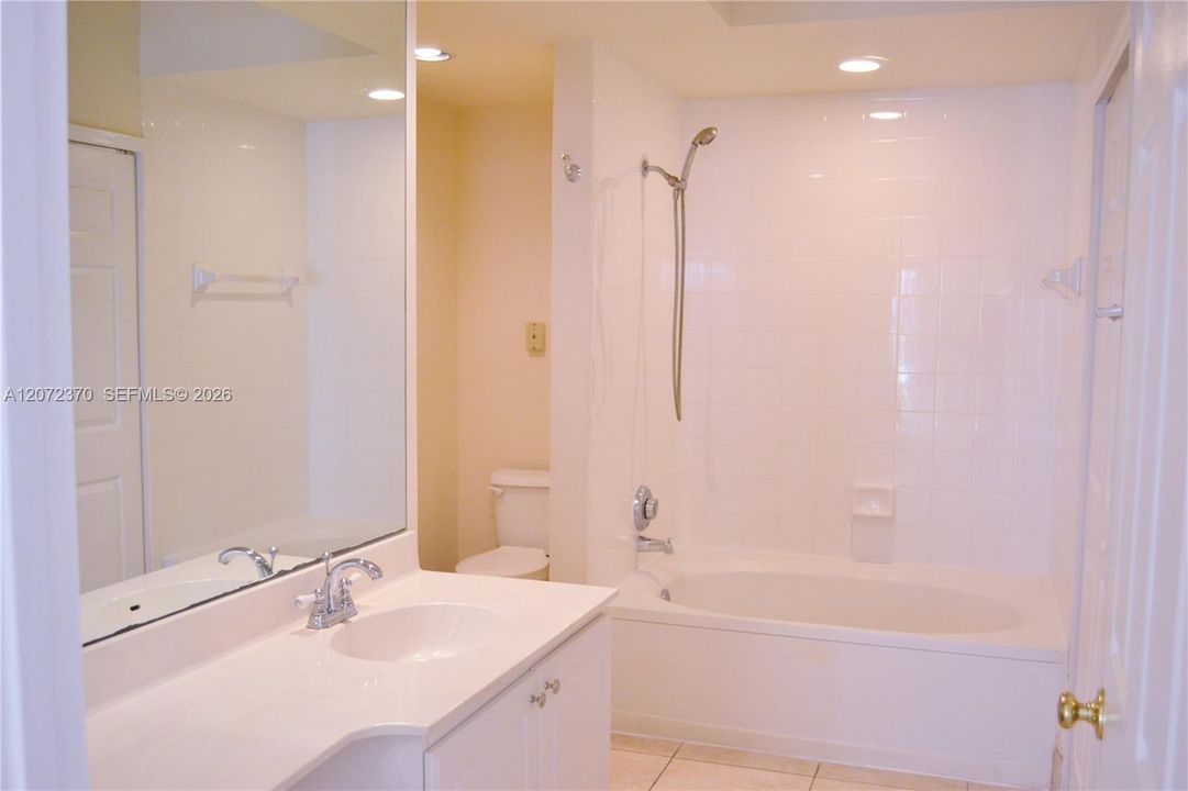 For Sale: $435,000 (2 beds, 2 baths, 1077 Square Feet)