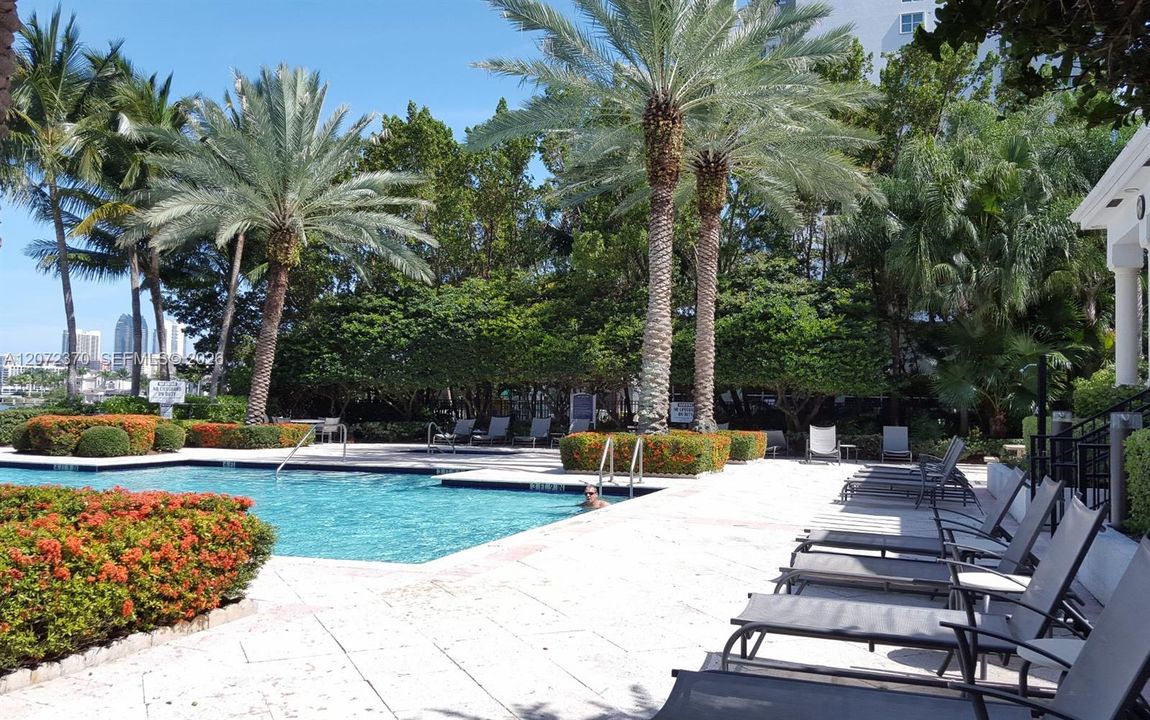 For Sale: $435,000 (2 beds, 2 baths, 1077 Square Feet)