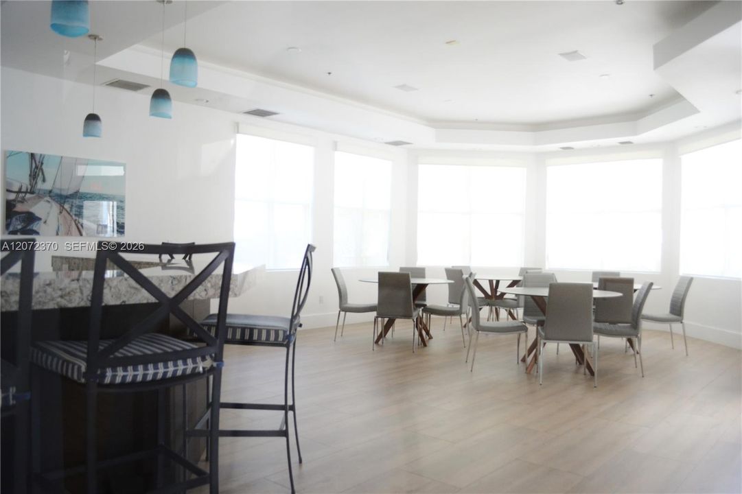 For Sale: $435,000 (2 beds, 2 baths, 1077 Square Feet)