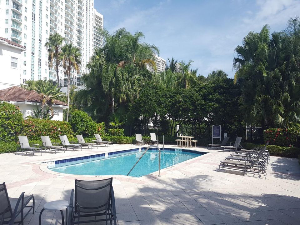For Sale: $435,000 (2 beds, 2 baths, 1077 Square Feet)