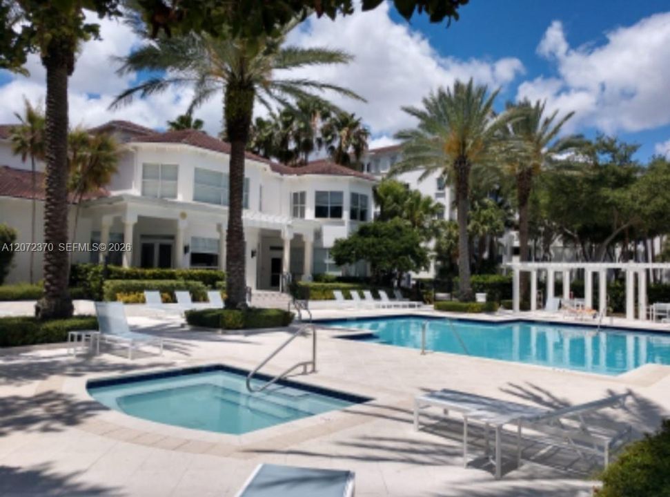 For Sale: $435,000 (2 beds, 2 baths, 1077 Square Feet)