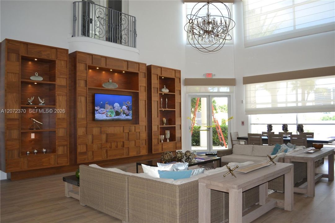 For Sale: $435,000 (2 beds, 2 baths, 1077 Square Feet)