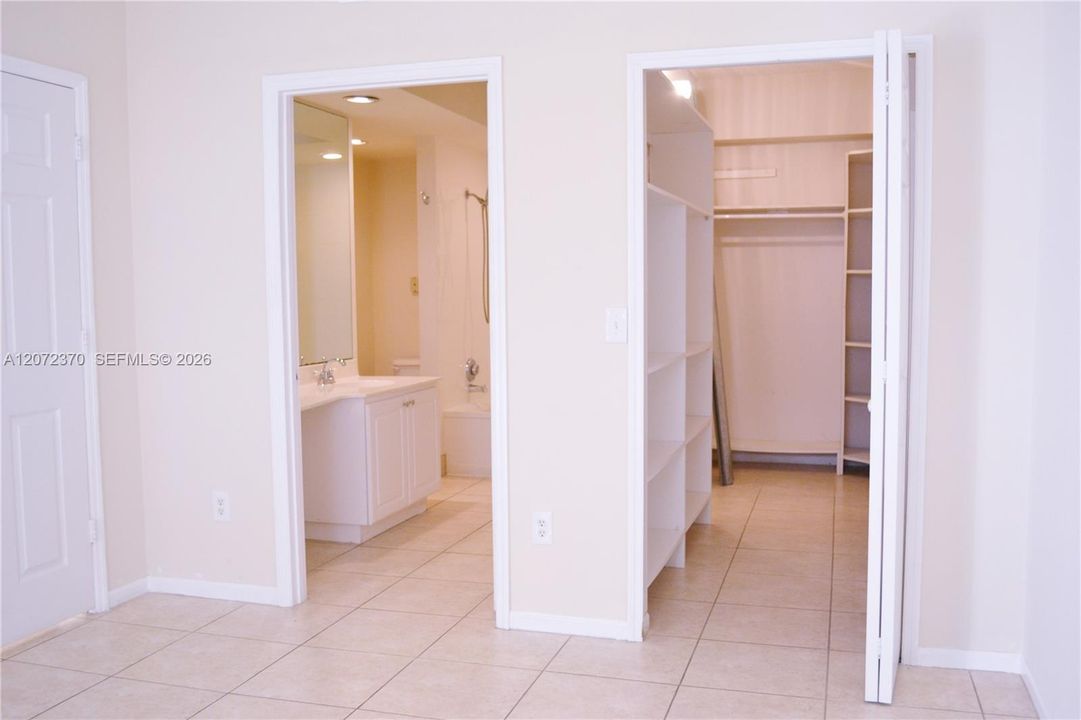 For Sale: $435,000 (2 beds, 2 baths, 1077 Square Feet)