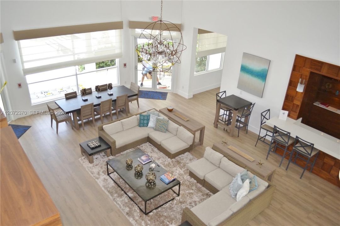 For Sale: $435,000 (2 beds, 2 baths, 1077 Square Feet)