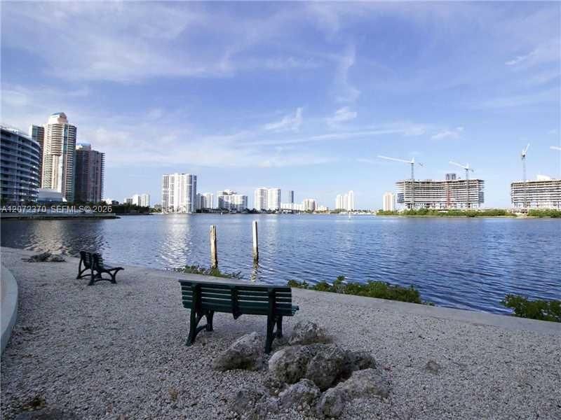 For Sale: $435,000 (2 beds, 2 baths, 1077 Square Feet)