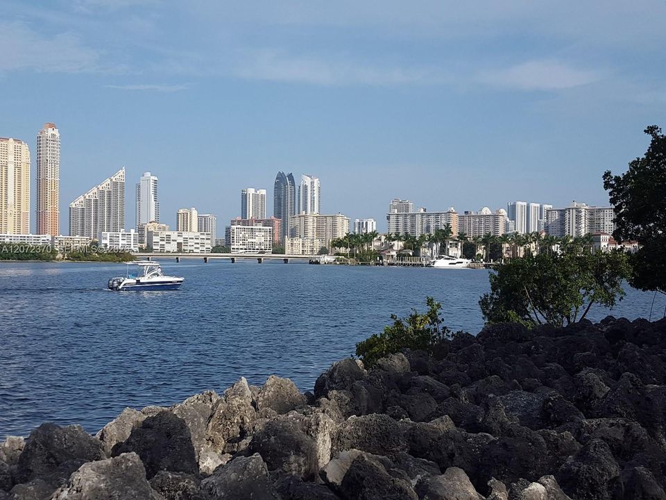 For Sale: $435,000 (2 beds, 2 baths, 1077 Square Feet)
