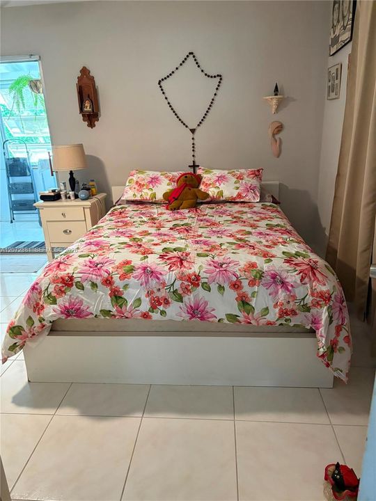 For Rent: $1,400 (1 beds, 1 baths, 720 Square Feet)