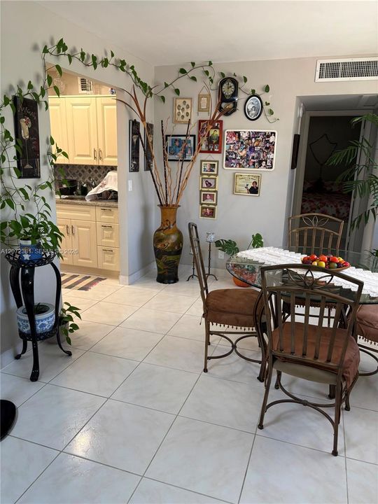 For Rent: $1,400 (1 beds, 1 baths, 720 Square Feet)