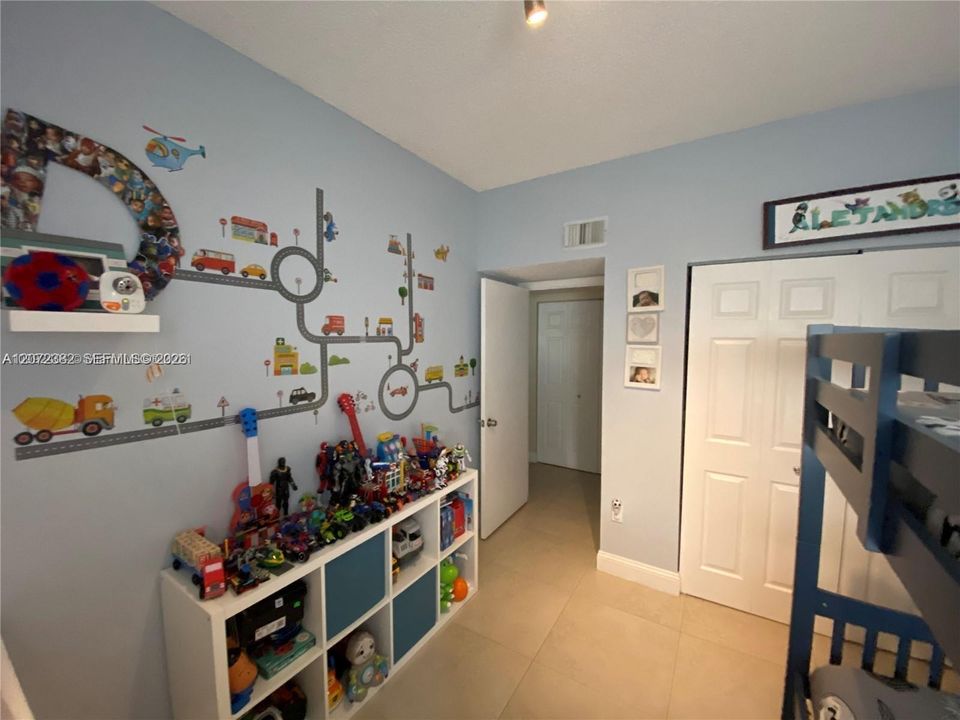 For Rent: $2,800 (3 beds, 2 baths, 1233 Square Feet)