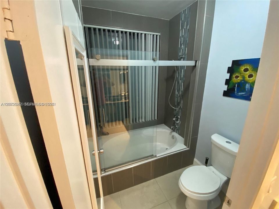 For Rent: $2,800 (3 beds, 2 baths, 1233 Square Feet)