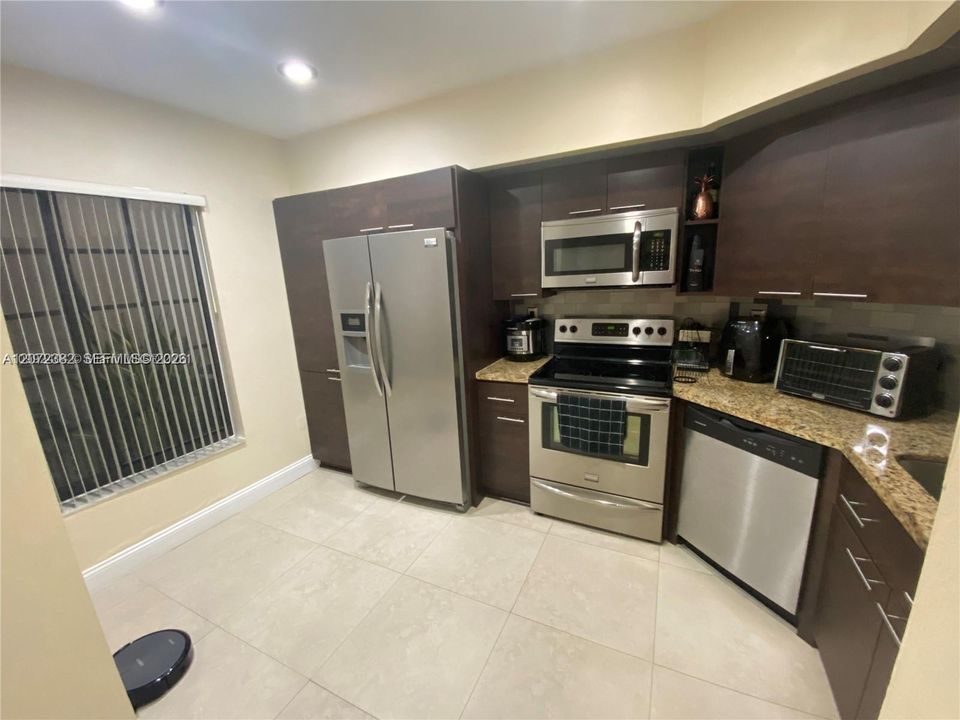For Rent: $2,800 (3 beds, 2 baths, 1233 Square Feet)