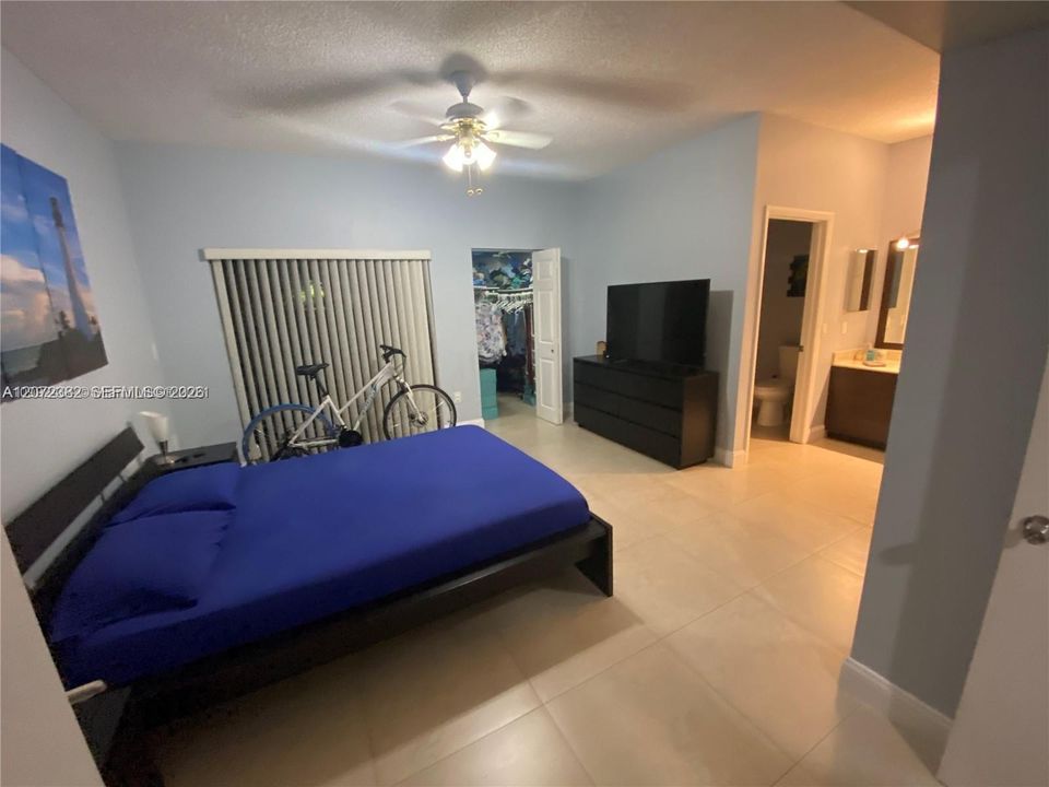 For Rent: $2,800 (3 beds, 2 baths, 1233 Square Feet)